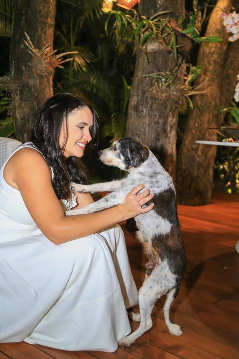 Mini wedding de luxo em Praia do Forte Bahia. Detalhes minuciosos, conexão verdadeira e retratos deslumbrantes sob o pôr do sol. Se você planeja casar na praia e valoriza uma fotografia artística e elegante, este é o lugar perfeito. Foto de Praia do Forte'