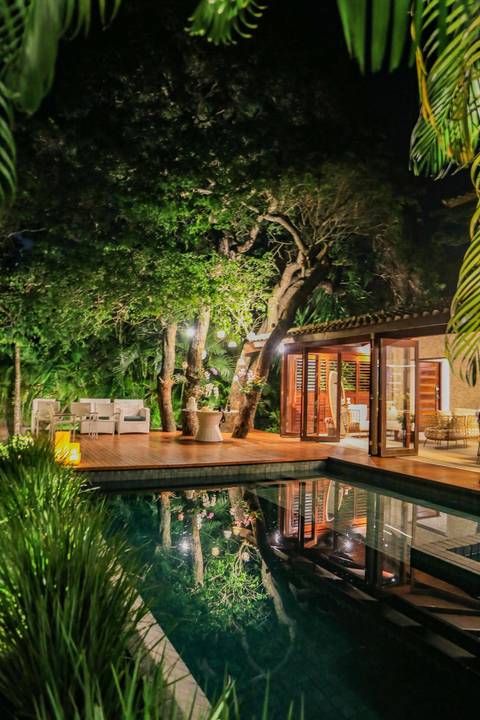 A poesia de casar na praia cercado pelo verde exuberante da Bahia. Um casamento intimista inesquecível em Praia do Forte, planejado com extremo bom gosto. Garanta que as memórias do seu dia de luxo sejam eternizadas com sensibilidade.'