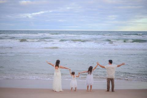 O litoral norte da Bahia foi cenário de duas fases dessa história: o casamento em Praia do Forte e a renovação de votos em Imbassaí. Fotografia de família é sobre continuidade e amor. Waldyr Latantyer Foto de Praia do FOrte Bahia'
