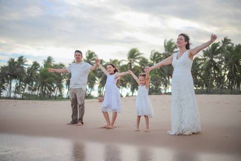 O litoral norte da Bahia foi cenário de duas fases dessa história: o casamento em Praia do Forte e a renovação de votos em Imbassaí. Fotografia de família é sobre continuidade e amor. Waldyr Latantyer Foto de Praia do FOrte Bahia'