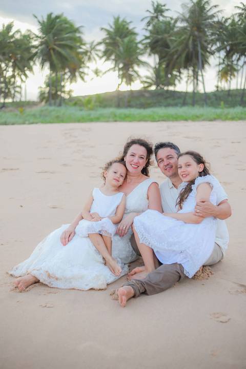 O litoral norte da Bahia foi cenário de duas fases dessa história: o casamento em Praia do Forte e a renovação de votos em Imbassaí. Fotografia de família é sobre continuidade e amor. Waldyr Latantyer Foto de Praia do FOrte Bahia'