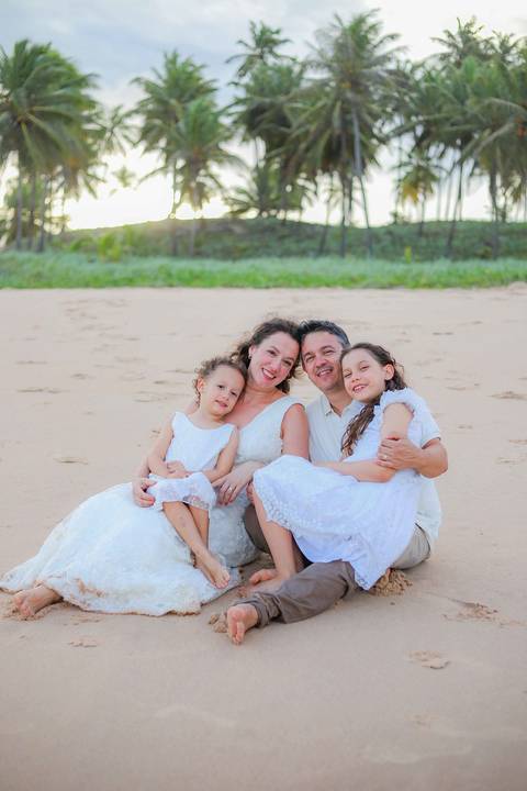O litoral norte da Bahia foi cenário de duas fases dessa história: o casamento em Praia do Forte e a renovação de votos em Imbassaí. Fotografia de família é sobre continuidade e amor. Waldyr Latantyer Foto de Praia do FOrte Bahia'