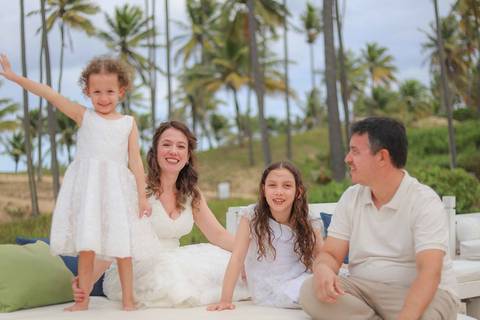 Uma história que começou em Praia do Forte e voltou 10 anos depois em Imbassaí. Fotografar famílias em viagem pelo litoral norte da Bahia é transformar amor em memória viva para toda a vida.. Waldyr Latantyer Foto de Praia do FOrte Bahia'