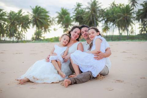 O litoral norte da Bahia foi cenário de duas fases dessa história: o casamento em Praia do Forte e a renovação de votos em Imbassaí. Fotografia de família é sobre continuidade e amor. Waldyr Latantyer Foto de Praia do FOrte Bahia'