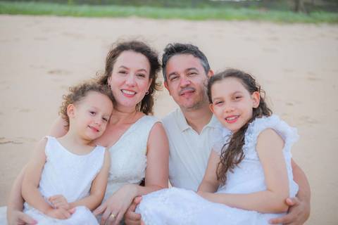 O litoral norte da Bahia foi cenário de duas fases dessa história: o casamento em Praia do Forte e a renovação de votos em Imbassaí. Fotografia de família é sobre continuidade e amor. Waldyr Latantyer Foto de Praia do FOrte Bahia'