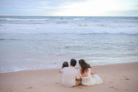 O litoral norte da Bahia foi cenário de duas fases dessa história: o casamento em Praia do Forte e a renovação de votos em Imbassaí. Fotografia de família é sobre continuidade e amor. Waldyr Latantyer Foto de Praia do FOrte Bahia'