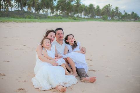 De um casamento em Praia do Forte à renovação de votos em Imbassaí, essa família viveu 10 anos de amor. Fotografar no litoral norte da Bahia é registrar memórias que viram legado. Waldyr Latantyer Foto de Praia do FOrte Bahia'