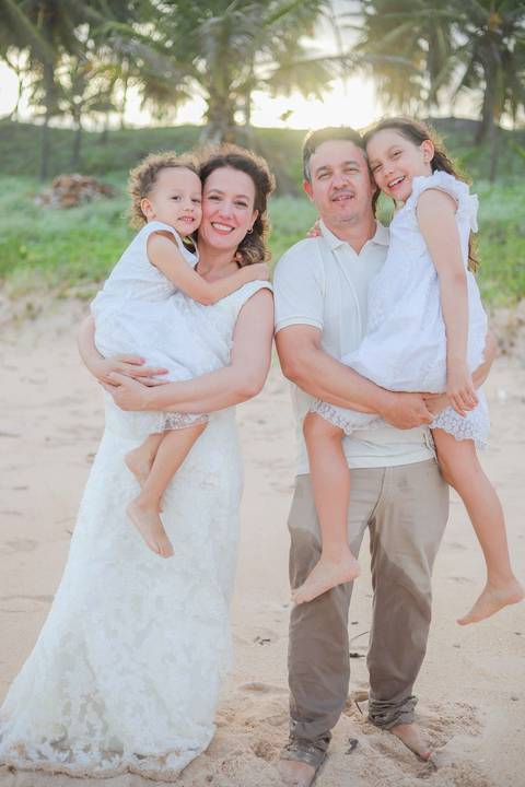 De um casamento em Praia do Forte à renovação de votos em Imbassaí, essa família viveu 10 anos de amor. Fotografar no litoral norte da Bahia é registrar memórias que viram legado. Waldyr Latantyer Foto de Praia do FOrte Bahia'