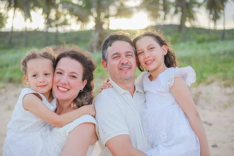 De um casamento em Praia do Forte à renovação de votos em Imbassaí, essa família viveu 10 anos de amor. Fotografar no litoral norte da Bahia é registrar memórias que viram legado. Waldyr Latantyer Foto de Praia do FOrte Bahia'