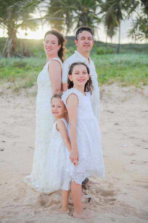 De um casamento em Praia do Forte à renovação de votos em Imbassaí, essa família viveu 10 anos de amor. Fotografar no litoral norte da Bahia é registrar memórias que viram legado. Waldyr Latantyer Foto de Praia do FOrte Bahia'