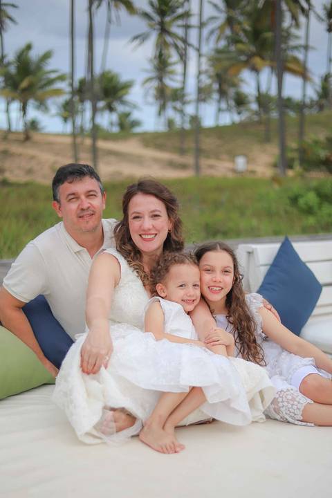 Uma história que começou em Praia do Forte e voltou 10 anos depois em Imbassaí. Fotografar famílias em viagem pelo litoral norte da Bahia é transformar amor em memória viva para toda a vida.. Waldyr Latantyer Foto de Praia do FOrte Bahia'