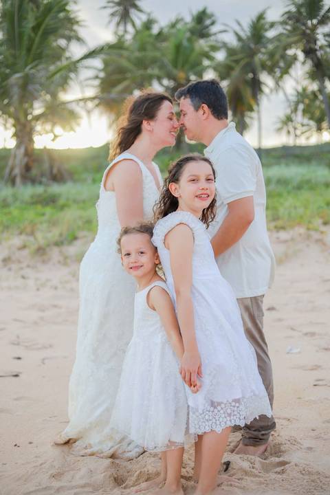 De um casamento em Praia do Forte à renovação de votos em Imbassaí, essa família viveu 10 anos de amor. Fotografar no litoral norte da Bahia é registrar memórias que viram legado. Waldyr Latantyer Foto de Praia do FOrte Bahia'