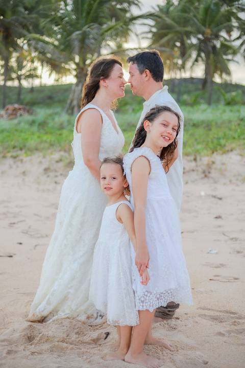 De um casamento em Praia do Forte à renovação de votos em Imbassaí, essa família viveu 10 anos de amor. Fotografar no litoral norte da Bahia é registrar memórias que viram legado. Waldyr Latantyer Foto de Praia do FOrte Bahia'