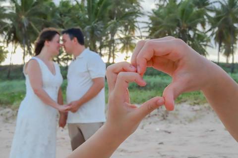De um casamento em Praia do Forte à renovação de votos em Imbassaí, essa família viveu 10 anos de amor. Fotografar no litoral norte da Bahia é registrar memórias que viram legado. Waldyr Latantyer Foto de Praia do FOrte Bahia'