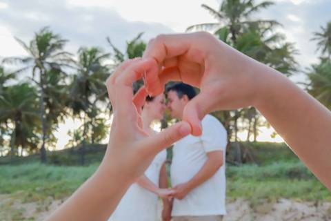 De um casamento em Praia do Forte à renovação de votos em Imbassaí, essa família viveu 10 anos de amor. Fotografar no litoral norte da Bahia é registrar memórias que viram legado. Waldyr Latantyer Foto de Praia do FOrte Bahia'