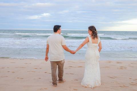 De um casamento em Praia do Forte à renovação de votos em Imbassaí, essa família viveu 10 anos de amor. Fotografar no litoral norte da Bahia é registrar memórias que viram legado. Waldyr Latantyer Foto de Praia do FOrte Bahia'