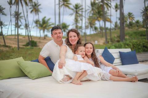 Uma história que começou em Praia do Forte e voltou 10 anos depois em Imbassaí. Fotografar famílias em viagem pelo litoral norte da Bahia é transformar amor em memória viva para toda a vida.. Waldyr Latantyer Foto de Praia do FOrte Bahia'