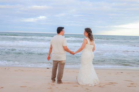 De um casamento em Praia do Forte à renovação de votos em Imbassaí, essa família viveu 10 anos de amor. Fotografar no litoral norte da Bahia é registrar memórias que viram legado. Waldyr Latantyer Foto de Praia do FOrte Bahia'