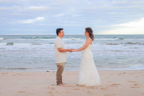De um casamento em Praia do Forte à renovação de votos em Imbassaí, essa família viveu 10 anos de amor. Fotografar no litoral norte da Bahia é registrar memórias que viram legado. Waldyr Latantyer Foto de Praia do FOrte Bahia'