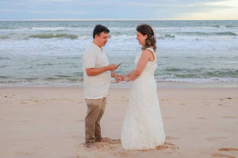 Famílias que viajam para o litoral norte da Bahia encontram mais do que paisagens: encontram a chance de eternizar sua história com fotografia emocional em Praia do Forte e Imbassaí. Waldyr Latantyer Foto de Praia do FOrte Bahia'