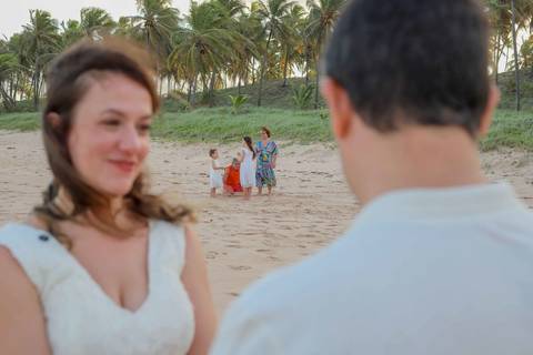 Famílias que viajam para o litoral norte da Bahia encontram mais do que paisagens: encontram a chance de eternizar sua história com fotografia emocional em Praia do Forte e Imbassaí. Waldyr Latantyer Foto de Praia do FOrte Bahia'