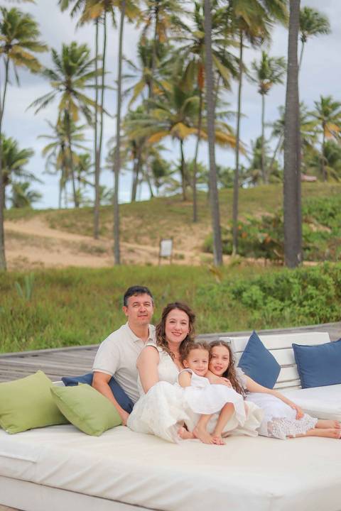 Uma história que começou em Praia do Forte e voltou 10 anos depois em Imbassaí. Fotografar famílias em viagem pelo litoral norte da Bahia é transformar amor em memória viva para toda a vida.. Waldyr Latantyer Foto de Praia do FOrte Bahia'