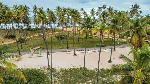 Uma história que começou em Praia do Forte e voltou 10 anos depois em Imbassaí. Fotografar famílias em viagem pelo litoral norte da Bahia é transformar amor em memória viva para toda a vida.. Waldyr Latantyer Foto de Praia do FOrte Bahia'