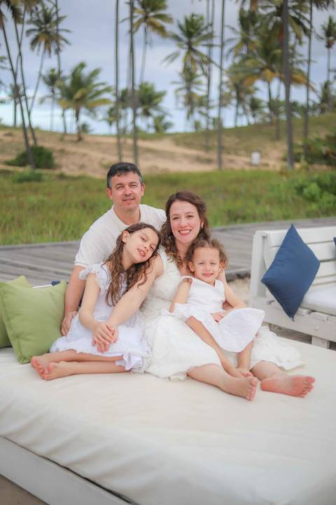 Uma história que começou em Praia do Forte e voltou 10 anos depois em Imbassaí. Fotografar famílias em viagem pelo litoral norte da Bahia é transformar amor em memória viva para toda a vida.. Waldyr Latantyer Foto de Praia do FOrte Bahia'