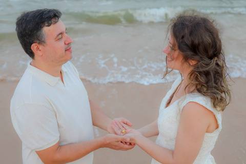 Fotografar em Praia do Forte e Imbassaí é acompanhar histórias reais. Essa família celebrou 10 anos de casamento em um cenário único no litoral norte da Bahia, com emoção e conexão. Waldyr Latantyer Foto de Praia do FOrte Bahia'