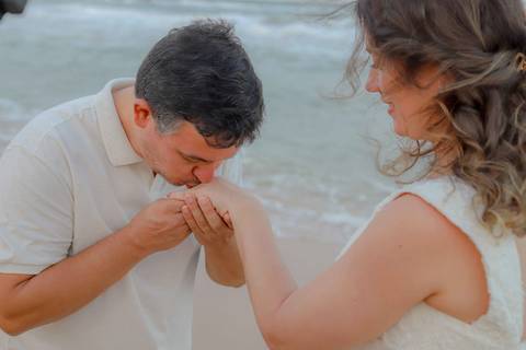 Fotografar em Praia do Forte e Imbassaí é acompanhar histórias reais. Essa família celebrou 10 anos de casamento em um cenário único no litoral norte da Bahia, com emoção e conexão. Waldyr Latantyer Foto de Praia do FOrte Bahia'