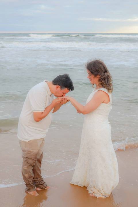 Fotografar em Praia do Forte e Imbassaí é acompanhar histórias reais. Essa família celebrou 10 anos de casamento em um cenário único no litoral norte da Bahia, com emoção e conexão. Waldyr Latantyer Foto de Praia do FOrte Bahia'