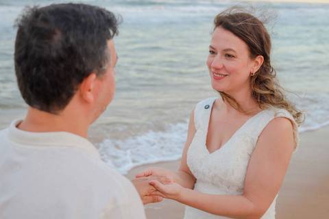 Fotografar em Praia do Forte e Imbassaí é acompanhar histórias reais. Essa família celebrou 10 anos de casamento em um cenário único no litoral norte da Bahia, com emoção e conexão. Waldyr Latantyer Foto de Praia do FOrte Bahia'
