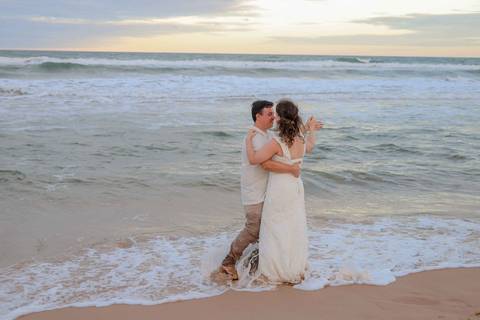 O tempo passou, mas a história permaneceu. De Praia do Forte a Imbassaí, fotografei uma família crescendo no litoral norte da Bahia e transformando amor em memória para sempre. Waldyr Latantyer Foto de Praia do FOrte Bahia'