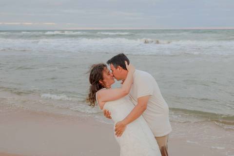 O tempo passou, mas a história permaneceu. De Praia do Forte a Imbassaí, fotografei uma família crescendo no litoral norte da Bahia e transformando amor em memória para sempre. Waldyr Latantyer Foto de Praia do FOrte Bahia'