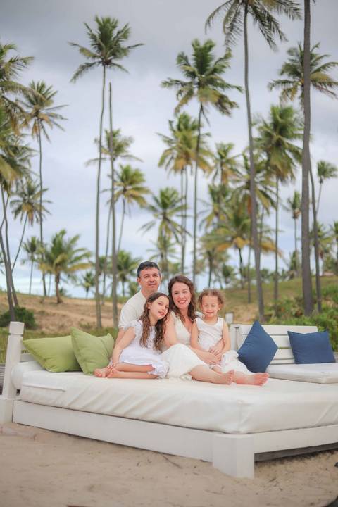 Uma história que começou em Praia do Forte e voltou 10 anos depois em Imbassaí. Fotografar famílias em viagem pelo litoral norte da Bahia é transformar amor em memória viva para toda a vida.. Waldyr Latantyer Foto de Praia do FOrte Bahia'