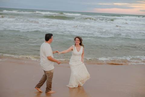 O tempo passou, mas a história permaneceu. De Praia do Forte a Imbassaí, fotografei uma família crescendo no litoral norte da Bahia e transformando amor em memória para sempre. Waldyr Latantyer Foto de Praia do FOrte Bahia'