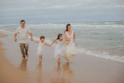 Quem viaja ao litoral norte da Bahia vive momentos únicos. Em Praia do Forte e Imbassaí, fotografei uma família que transformou 10 anos de casamento em uma celebração inesquecível.Waldyr Latantyer Foto de Praia do FOrte Bahia'