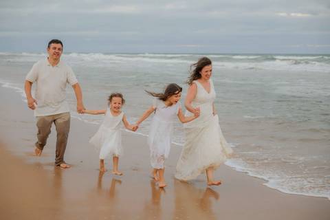 Quem viaja ao litoral norte da Bahia vive momentos únicos. Em Praia do Forte e Imbassaí, fotografei uma família que transformou 10 anos de casamento em uma celebração inesquecível.Waldyr Latantyer Foto de Praia do FOrte Bahia'