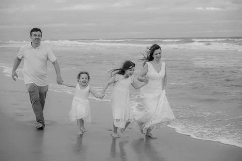 Quem viaja ao litoral norte da Bahia vive momentos únicos. Em Praia do Forte e Imbassaí, fotografei uma família que transformou 10 anos de casamento em uma celebração inesquecível.Waldyr Latantyer Foto de Praia do FOrte Bahia'