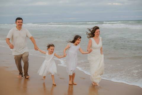 Quem viaja ao litoral norte da Bahia vive momentos únicos. Em Praia do Forte e Imbassaí, fotografei uma família que transformou 10 anos de casamento em uma celebração inesquecível.Waldyr Latantyer Foto de Praia do FOrte Bahia'