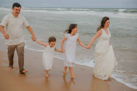 Quem viaja ao litoral norte da Bahia vive momentos únicos. Em Praia do Forte e Imbassaí, fotografei uma família que transformou 10 anos de casamento em uma celebração inesquecível.Waldyr Latantyer Foto de Praia do FOrte Bahia'