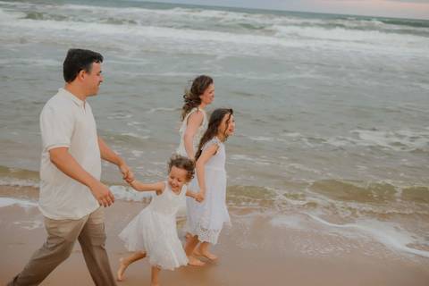 Quem viaja ao litoral norte da Bahia vive momentos únicos. Em Praia do Forte e Imbassaí, fotografei uma família que transformou 10 anos de casamento em uma celebração inesquecível.Waldyr Latantyer Foto de Praia do FOrte Bahia'