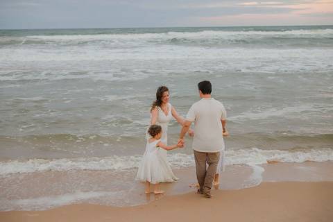 Quem viaja ao litoral norte da Bahia vive momentos únicos. Em Praia do Forte e Imbassaí, fotografei uma família que transformou 10 anos de casamento em uma celebração inesquecível.Waldyr Latantyer Foto de Praia do FOrte Bahia'