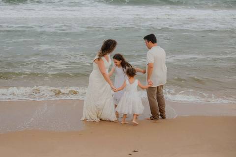 Quem viaja ao litoral norte da Bahia vive momentos únicos. Em Praia do Forte e Imbassaí, fotografei uma família que transformou 10 anos de casamento em uma celebração inesquecível.Waldyr Latantyer Foto de Praia do FOrte Bahia'