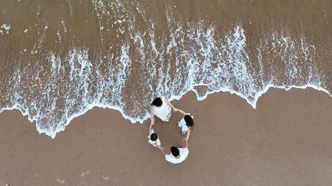 Quem viaja ao litoral norte da Bahia vive momentos únicos. Em Praia do Forte e Imbassaí, fotografei uma família que transformou 10 anos de casamento em uma celebração inesquecível.Waldyr Latantyer Foto de Praia do FOrte Bahia'