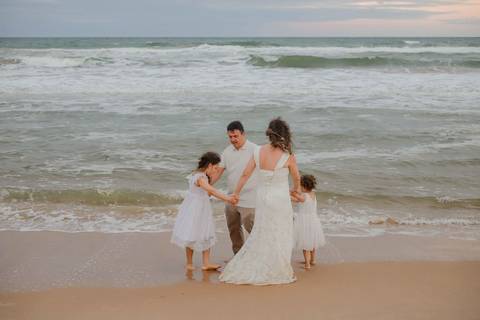 Quem viaja ao litoral norte da Bahia vive momentos únicos. Em Praia do Forte e Imbassaí, fotografei uma família que transformou 10 anos de casamento em uma celebração inesquecível.Waldyr Latantyer Foto de Praia do FOrte Bahia'