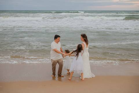 Quem viaja ao litoral norte da Bahia vive momentos únicos. Em Praia do Forte e Imbassaí, fotografei uma família que transformou 10 anos de casamento em uma celebração inesquecível.Waldyr Latantyer Foto de Praia do FOrte Bahia'