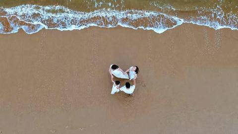 Quem viaja ao litoral norte da Bahia vive momentos únicos. Em Praia do Forte e Imbassaí, fotografei uma família que transformou 10 anos de casamento em uma celebração inesquecível.Waldyr Latantyer Foto de Praia do FOrte Bahia'