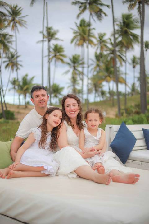 Uma história que começou em Praia do Forte e voltou 10 anos depois em Imbassaí. Fotografar famílias em viagem pelo litoral norte da Bahia é transformar amor em memória viva para toda a vida.. Waldyr Latantyer Foto de Praia do FOrte Bahia'