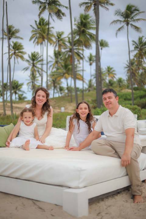 Uma história que começou em Praia do Forte e voltou 10 anos depois em Imbassaí. Fotografar famílias em viagem pelo litoral norte da Bahia é transformar amor em memória viva para toda a vida.. Waldyr Latantyer Foto de Praia do FOrte Bahia'